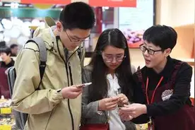 第一食品商店柜台“老法师”郁非：做个直播带货“小学生”图片