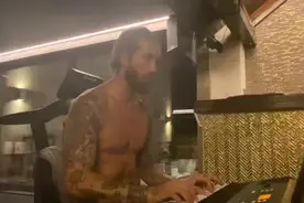 猛男弹琴！拉莫斯献弹爵士乐经典曲目，赤裸上身秀完美肌肉图片