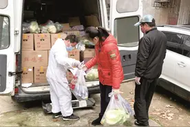 大三女生带着爸妈做抗疫志愿者，帮秭归果农销售近千公斤红橙 帮云梦菜农卖出近2万元蔬菜图片