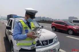 返程高峰车辆行驶缓慢 成都交警：有无人机巡航抓拍 严禁侵占应急车道图片