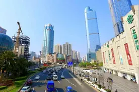 徐汇书记区长逛商场促消费，阿迪达斯爆款T恤只剩三件，区长说“我也买一件”图片