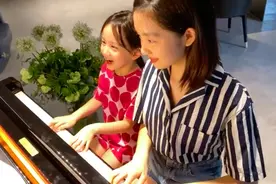 黄多多和妹妹四手联弹 姐妹两人对镜甜笑灵动可爱图片
