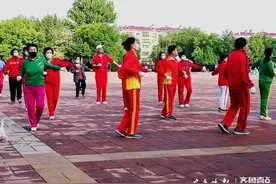 济南五洲广场上，广场舞大妈跳起熟悉的舞曲图片