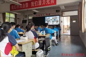武汉市第十四中学：一个班级一层楼 抗疫志愿者上开学第一课图片