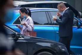 过早的最高境界，车流滚滚旁来碗热干面图片
