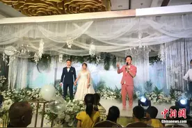 不会开货车的婚礼主持人不是好木工，哈哈哈……图片