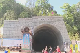 中老铁路玉磨段营盘山隧道顺利贯通视频封面