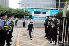 武汉市高三年级今日复学 2300余警力护校图片