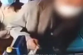 年轻女孩弯腰为失禁老人清理大便，乘客：非亲非故，真的很了不起图片