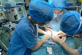 惊心！9岁女孩捡完乒乓球抬头，额头加脸被钢板削得血流如注图片
