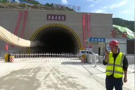 望海石隧道贯通 新台高速八个隧道全部贯通今年年底通车图片