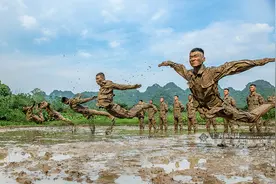 广西崇左：武警官兵泥潭训练砺血性(组图)图片