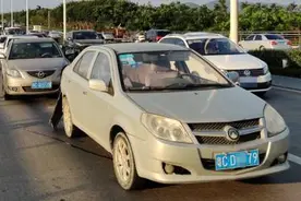 昨天回程珠海大道6车追尾！一车撞完桥上溜车又撞两车图片