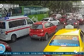 救护车被堵得疯狂鸣笛，他霸气冲进车流！原因竟和十年前这事有关图片