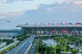 停车场“无人+无感”，网约车“白+黑”图片
