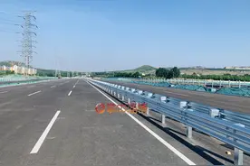 航拍淄博两座新立交桥，造型迥异，明天东西主线通车图片