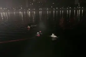 凌晨一点，外卖小哥横渡一条江救下落水女子图片