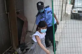 巡逻路上听到哭声，网格员爱心护送迷路女孩回家图片