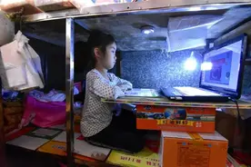这个7岁女孩火了！一张照片看哭网友：上面是生活，底下是未来图片