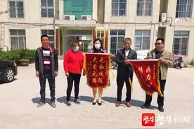 他深夜用力猛撞失火废品回收站的铁门，虽多次被弹倒，但终于吵醒了里面的祖孙三人图片