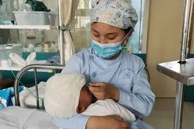小朋友刚做完手术哭闹 护士妈妈“爱的抱抱”暖人心图片