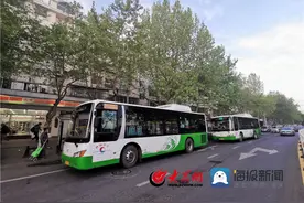 应对务工人员客流潮 青岛公交李沧巴士增发“双头车”图片