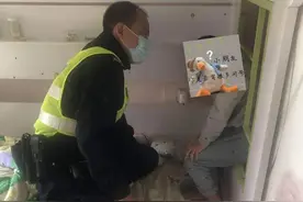 5岁男孩被卡在柜门，尴尬又搞笑！图片