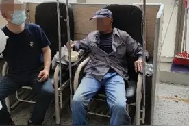 突发！杭州一大伯被狗咬得两腿都是血图片