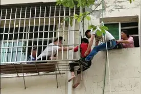 糊涂！被锁门外的奶奶从楼顶吊9岁孙子爬窗开门，不料中途绳子断裂……图片