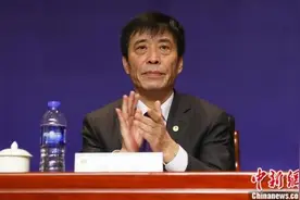 白岩松对话足协主席：中超或分组进行 球员临时降薪图片