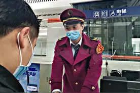 日行一善 | 口罩下的微笑图片