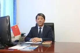 青岛十六中校长李智亮寄语初三学子：时不我待 只争朝夕图片