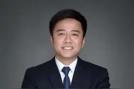青岛海山学校校长王世杰寄语初三学子：在坚持中成长在奋斗中升华图片