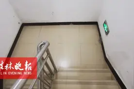 楼梯转角女业主酥胸遇袭！这位男邻居，你是故意还是大意？图片