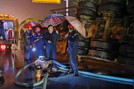 郑州雨夜，油罐车高速上侧翻泄露，33吨柴油连夜倒灌转运图片