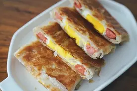 快速早餐｜火腿鸡蛋手抓饼图片