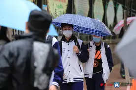 直击初中复学首日：青岛39中市北分校错峰到校 学生午间就餐单人单桌图片