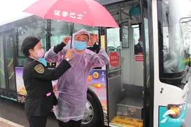 青岛突降大雨！没带伞？这里有500余把“爱心雨伞”免费借用图片