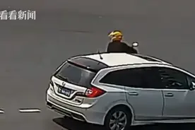 得知外卖小哥身上只有300块 要求赔偿的司机改口了图片