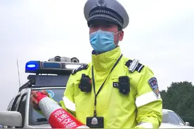 虽然戴着口罩，但你笑起来真好看！请记得戴着口罩的那些微笑图片