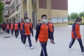 40秒｜十字隔板+姓名贴纸！聊城这所学校用小举措谱写防疫“大文章”图片