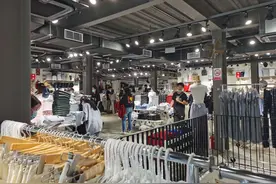 连妈妈都冲进BM给女儿挑衣服，上海这家只卖衣服给瘦子的店从街上火到网上图片
