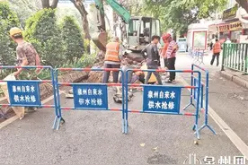 路面下陷 外卖小哥被“坑”骨折：施工单位垫付部分医药费图片