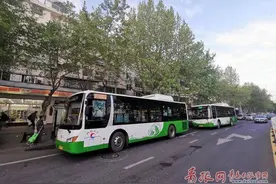 务工人员客流“潮汐式”骤增 青岛这条公交增发“双头车”图片