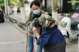 热心女子帮助迷路盲人阿婆 这组照片定格街头最美的风景图片