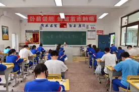早上5点半早读晚上复习到11点半，长沙这群中职学子也在为高考“放肆努力”图片