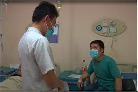 36岁满哥长期躺沙发刷手机，引发腰椎间盘突出图片