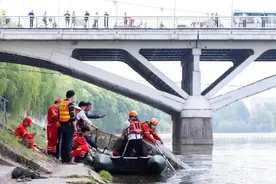 施救未成双双溺亡 男子被捞起时仍是救人姿势图片
