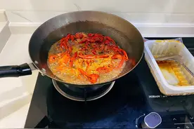 吃货小心！小龙虾季刚到，一男子吃了几顿，腿“瘸”了图片