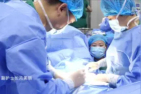 双手托举起一个新生命视频封面